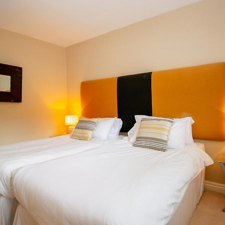 Turnberry Apartments Szoba fotó