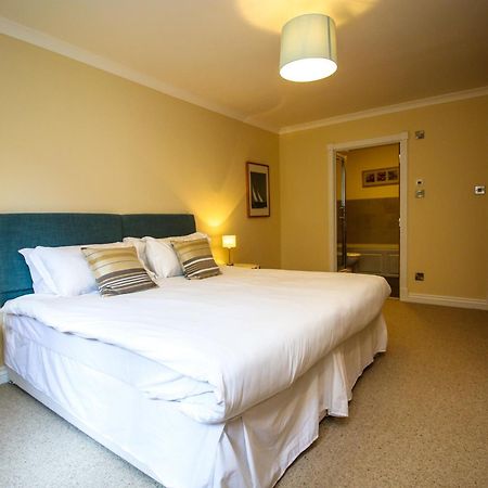 Turnberry Apartments Szoba fotó
